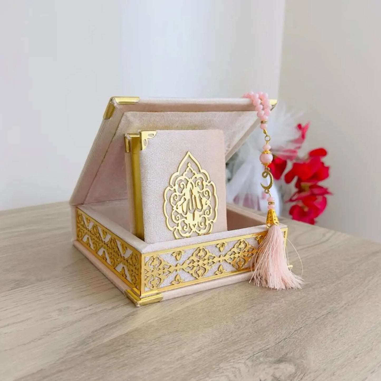 Quran Gift Box Set with Velvet Covered Box Pearl Tasbeeh for Eid Ramadan Weddings Islamic Home Decor Gift Koran Tasbih with Decorated Box Muslim Table Decoration Elegant Decorative Religious
