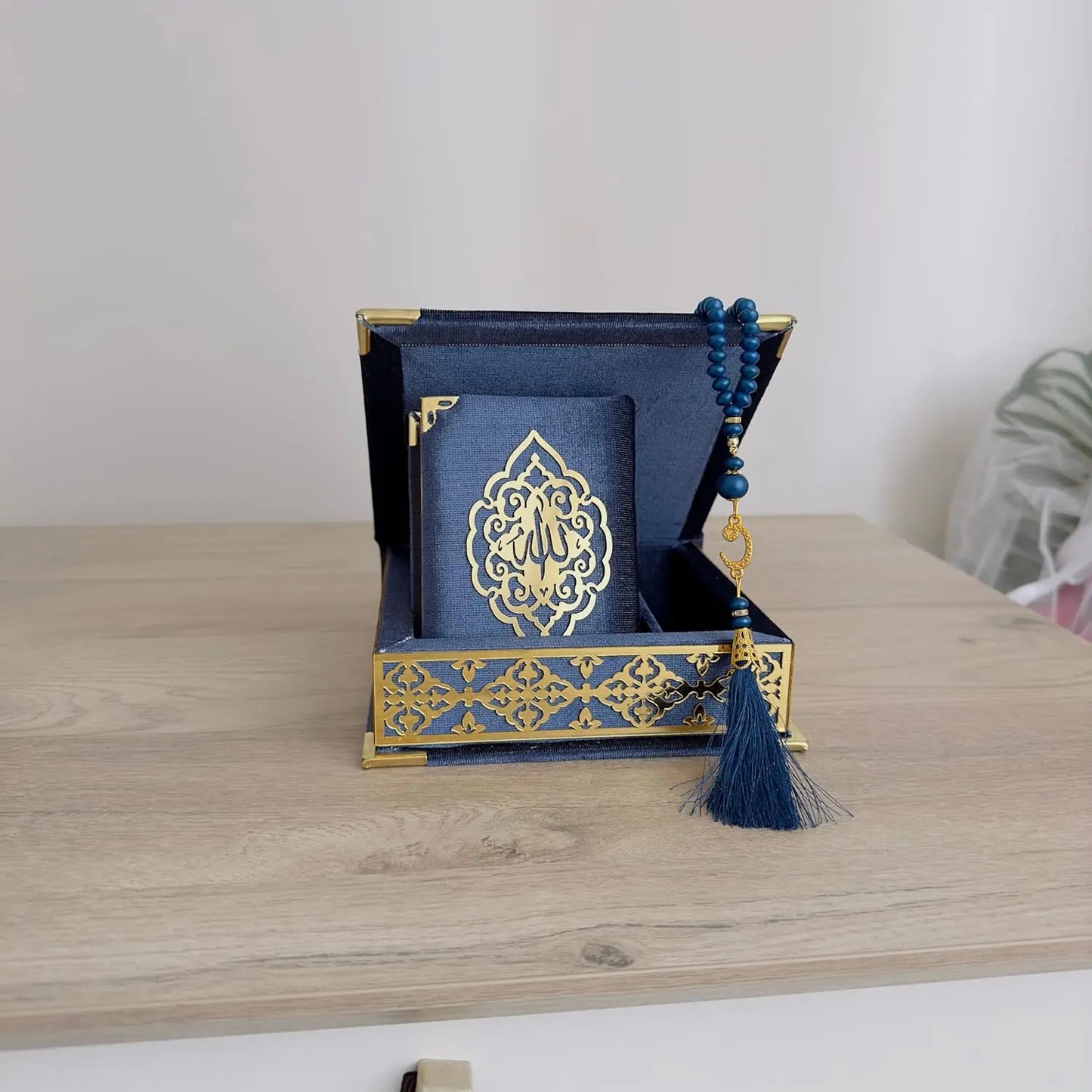 Quran Gift Box Set with Velvet Covered Box Pearl Tasbeeh for Eid Ramadan Weddings Islamic Home Decor Gift Koran Tasbih with Decorated Box Muslim Table Decoration Elegant Decorative Religious
