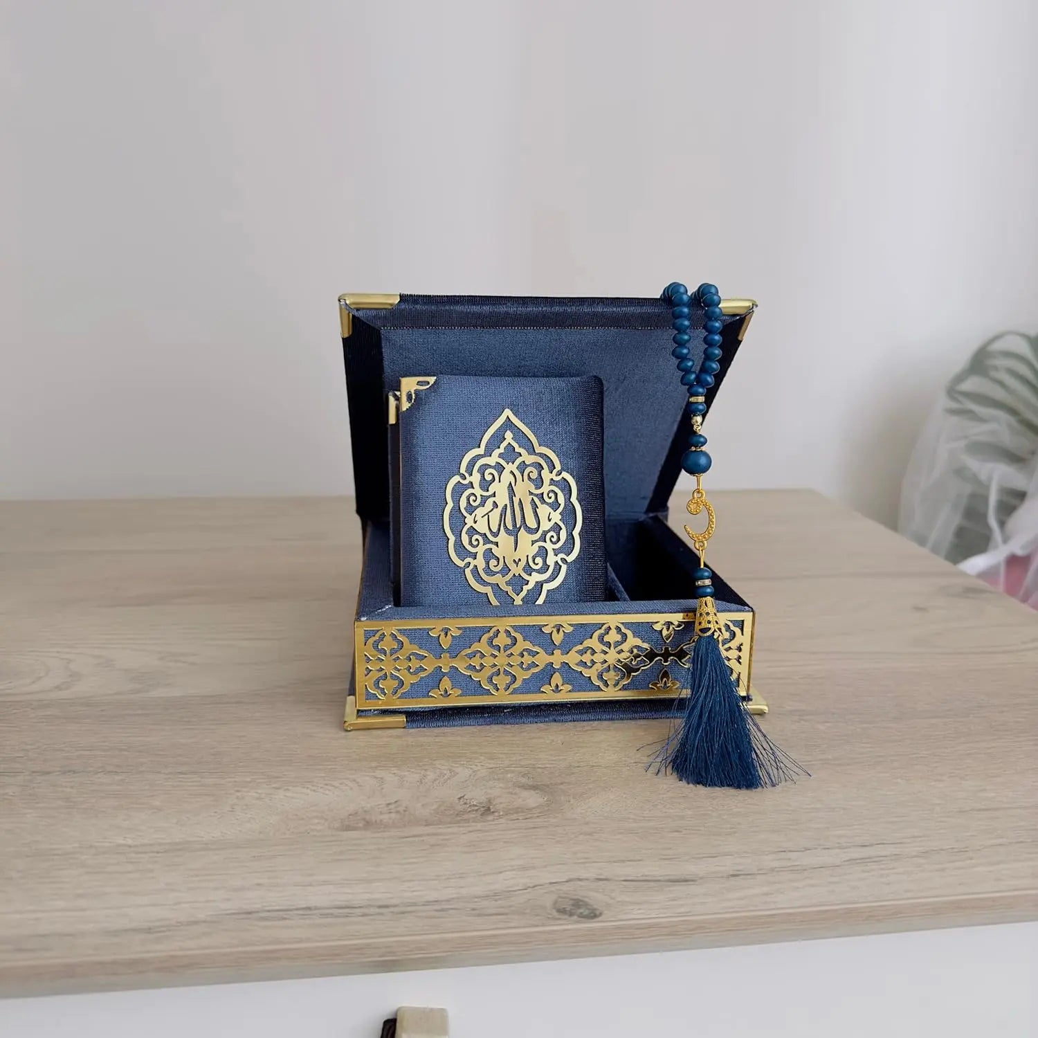 Quran Gift Box Set with Velvet Covered Box Pearl Tasbeeh for Eid Ramadan Weddings Islamic Home Decor Gift Koran Tasbih with Decorated Box Muslim Table Decoration Elegant Decorative Religious